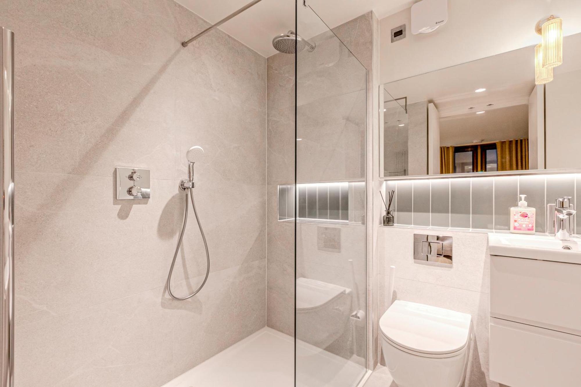Amazing New 1br, 3 Min Blackfriars St! *